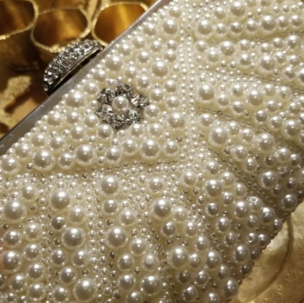 Pearl clutch